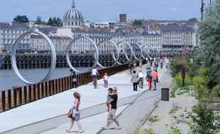 Le quai des Antilles et les anneaux de Buren sur l'île de Nantes. /Credit: SALOM-GOMIS