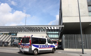 Lille le 7 octobre 2010. Un fourgon de police entre dans la cour du commissariat central situé dans le quartier de Lille-Sud.