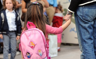 Une enfant tient la main de sa mère à l'école, le 4 septembre 2012 à Marseille (Bouches-du-Rhône).