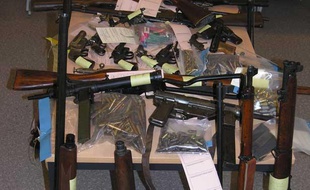 Saisie de 29 armes de guerre et de 816 munitions réalisée par les agents de la direction des opérations douanières de Calais le 8 février 2013.