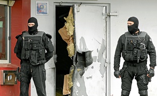 La porte blindée d'entrée de la maison d'arrêt a volé en éclat sous l'effet des explosifs utilisés par le fuyard.