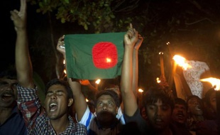 Des habitants de Dashiar Chhara fêtent le 1er août 2015 l'accord qui a permis à cette enclave jusqu'ici indien de faire partie désormais du territoire du Bangladesh