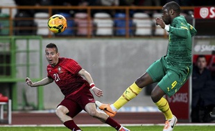 Le défenseur central camerounais Jean-Armel Kana Biyik sous le maillot du Cameroun contre le Portugal.