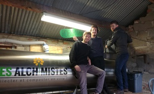 Mathieu, Valentin et Jérémy des Alchimistes Occiterra devant l'électro-composteur