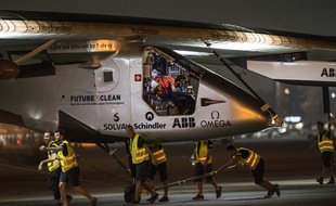 L'avion Solar Impulse 2 s'apprête à décoller de l'aéroport international du Caire le 24 juillet 2016
