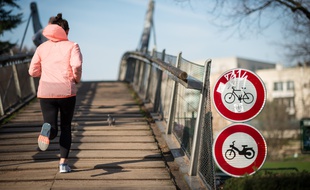 Une femme pratiquant le jogging à Paris. (Illustration)