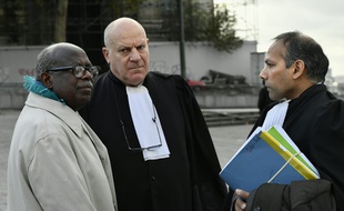 Le Rwandais Fabien Neretse avec ses avocats devant le palais de justice de Bruxelles, le 4 novembre 2019.