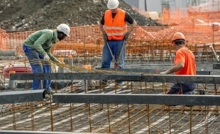 Des ouvriers sur un chantier de construction