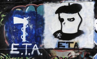 Graffiti représentant le logo du groupe séparatiste basque ETA à Oquendo, en Espagne le 23 mars 2010