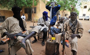 Des combattants du groupe islamiste armé Mouvement pour l'unicité et le djihad en Afrique de l'Ouest (Mujao), le 16 juillet 2012, à Gao (Mali).