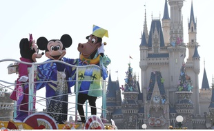 Mickey, Minnie et Horace à Disneyland Tokyo, en 2014.