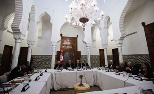 Le Premier ministre tunisien Hamadi Jebali se livrait vendredi à d'ultimes consultations pour former un gouvernement apolitique, contre l'avis de son parti islamiste, alors que le pays connaît sa plus grave crise depuis la révolution.