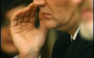 L'ex-agent russe Alexandre Litvinenko, apparemment victime d'une tentative d'empoisonnement à Londres, a été placé en unité de soins intensifs après une "légère" détérioration de son état, a annoncé lundi l'hôpital londonien où il est traité.