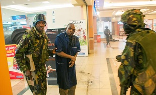 Des soldats kenyans viennent en aide à une victime des Shebab, dans le centre commercial de Nairobi pris pour cible parle groupe terroriste.