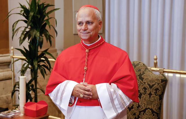 640x408_file-new-cardinal-robert-francis-prevost-prefect-of-the-dicastery-for-bishops-poses-for-a-photo-at-the-end-of-the-consistory-where-pope-francis-elevated-21-new-cardinals-in-st-peter-s-square-at-the-vatican-saturday-sept-30-2023-ap-photo-riccardo-de-luca-file-tcvat130-25057545414981-file-photo-2504211112 Election du nouveau pape :  la joie et les larmes des fidèles