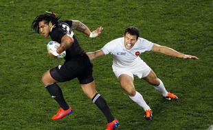 Damien Traille pris de vitesse par Ma'a Nonu, le 24 septembre 2011 à Auckland.