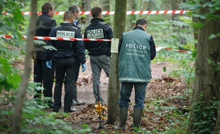 Vincennes le 18 juin 2012. Recherches de restes humains par la police judiciaire et la police scientifique dans le bois de Vincennes.