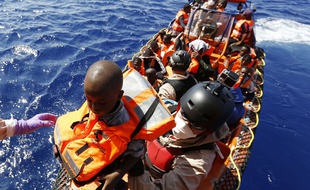 Des migrants secourus au large de la Libye, le 1er septembre 2015.