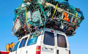 L'impressionnant chargement de cette voiture stoppée sur l'autoroute