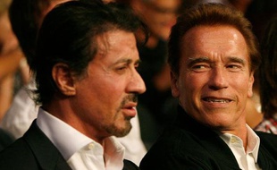 Sylvester Stallone (G) et Arnold Schwarzenegger assistent côte à côte au championnat du monde de boxe catégorie poids lourds à Los Angeles, le 26 septembre 2009.