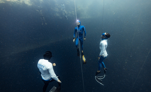 Arnaud Jerald a battu le record du monde de plongée en apnée bi-palmes