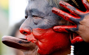 Raoni, le chef de la tribu Caiapo manifeste contre la construction d'un barrage hydroélectrique à Brasilia, Brésil, le 8 février 2011.