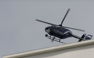 Un hélicoptère de la gendarmerie nationale tourne au-dessus des villes d'Asnières, Gennevilliers et Villeneuve-la-Garenne, le 21 avril 2020.