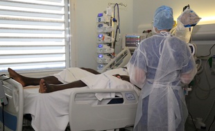 Un membre de l'équipe médicale soigne un patient atteint du Covid-19 à l'hôpital de Mamoudzou (CHM), à Mayotte, le 11 juin 2020.