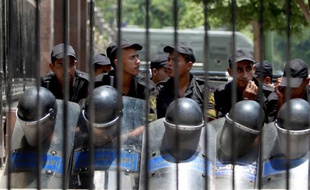 Plusieurs centaines de personnes ont commencé à se rassembler mardi après-midi sur la grande place Tahrir, dans le centre du Caire, pour protester contre la dissolution de l'Assemblée et le transfert du pouvoir législatif à l'armée, a constaté l'AFP.