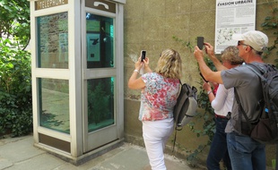 La cabine téléphonique aquarium, l'une des œuvres populaires du Voyage à Nantes 2016.