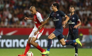 Fabinho et Cavani se disputent le ballon lors de Monaco-PSG, le 28 août 2016.