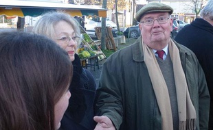 Gérard de Mellon, candidat FN à la mairie de Rennes, à la rencontre des habitants du quartier de Cleunay.