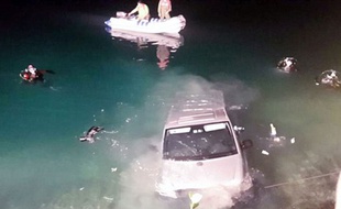 Un couple en train de faire l'amour à l'arrière de son minivan a fini dans un lac.