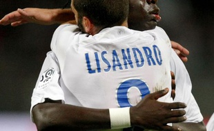 Les Lyonnais Bafétimbi Gomis (de face) et Lisandro Lopez, ne craignent pas de s'échanger leurs microbes, lors du match contre Nancy, le 29 août 2009.