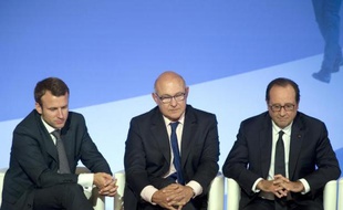 Le ministre de l'Economie Emmanuel Macron, le ministre des Finances Michel Sapin et le président François Hollande le 15 septembre 2014 au palais de l'Elysée à Paris