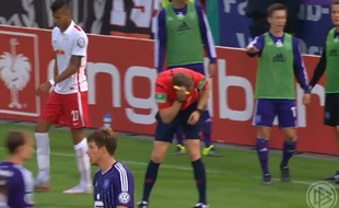L'arbitre Martin Petersen a interrompu la rencontre de Coupe d'Allemagne après avoir pris un briquet en pleine tête.