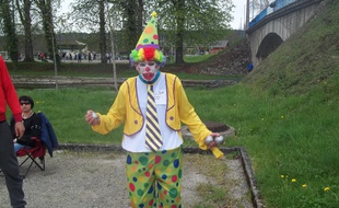 Bourgogne-Franche-Comté: Interdiction de porter un jeans à la pétanque? Le président du club vient jouer habillé en clown.