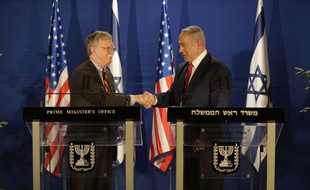 Le conseiller pour la sécurité nationale de la Maison Blanche John Bolton s'est entretenu avec le Premier ministre israélien Benjamin Netanyahu le 6 janvier 2019.