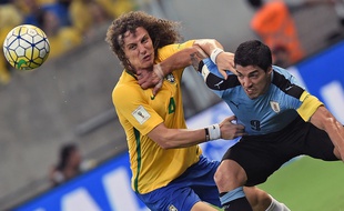 Le Brésilien David Luiz et l'Uruguayen Luis Suarez, le 25 mars 2016.