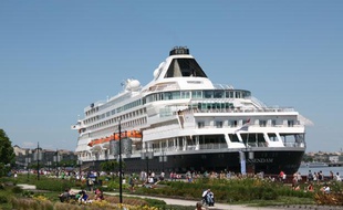 Le paquebot de croisière Prinsendam, lors de son escale à Bordeaux le 18 mai 2014