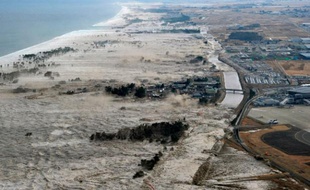 La vague du tsunami s'engouffre dans les terres près d'Iwanuma, le 11 mars 2011.