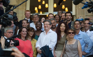 Les députes nouvellement élus de la France insoumise arrivent à l 'Assemblée nationale avec Jean-Luc Mélenchon à leur tête.