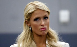Paris Hilton patiente dans la salle du tribunal de Las Vegas où elle est jugée pour possession de cocaïne, Nevada, le 20 septembre 2010.