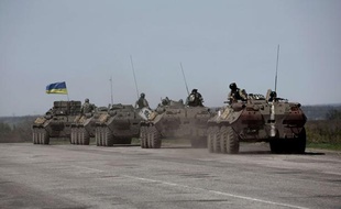 Une colonne de véhicules entre à Sloviansk, dans l'Est de l'Ukraine, le 24 avril 2014.