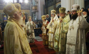 Des dignitaires orthodoxes participent à une liturgie à Héraklion, en Grèce, à l'ouverture du grand concile historique, le 19 juin 2016