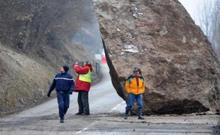 Un énorme rocher bloque la circulation sur la N117, le 28 février 2015 menant aux stations des Menuires et Val Thorens depuis Moutiers