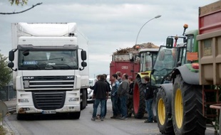 Des véhicules bloqués par des agriculteurs sur un point entre la France et l'Allemagne à Strasbourg, le 27 juillet 2015