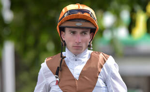 Le jockey Pierre-Charles Boudot, lors d'une cours en Angleterre le 26 avril 2019.