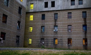 Plus de 100 prisonniers du groupe armé basque ETA étaient en grève de la faim, lundi en Espagne, une cinquantaine devant rejoindre le mouvement le même jour, par solidarité avec un autre détenu, malade et qui réclame sa libération, selon l'administration pénitentiaire.