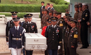 Les restes de soldats américains tués en Corée du Nord remis aux Etats-Unis, le 14 mai 1999.